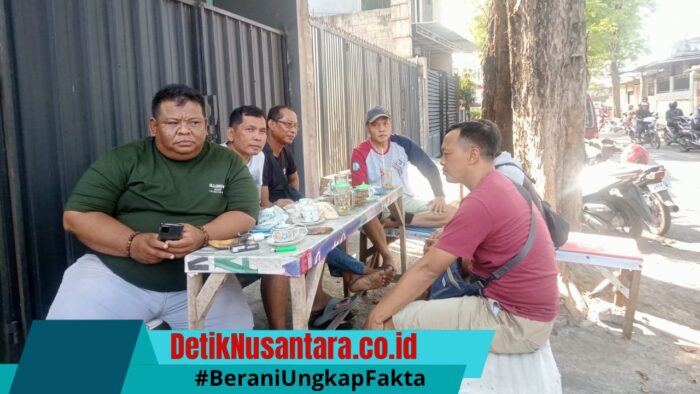 Ngopi di Warung Kopi Pinggir Jalan, H. Bukasan Serap Aspirasi Warga Sekaligus Dukung UMKM Lumajang