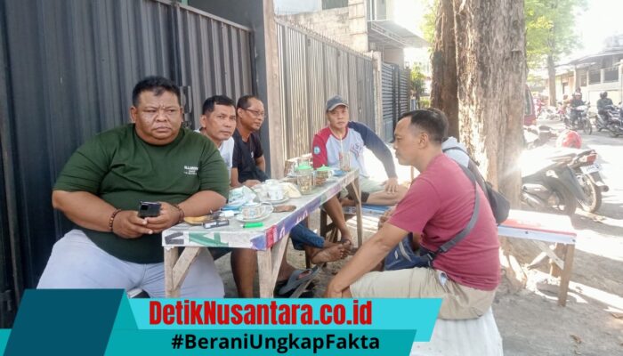 Ngopi di Warung Kopi Pinggir Jalan, H. Bukasan Serap Aspirasi Warga Sekaligus Dukung UMKM Lumajang
