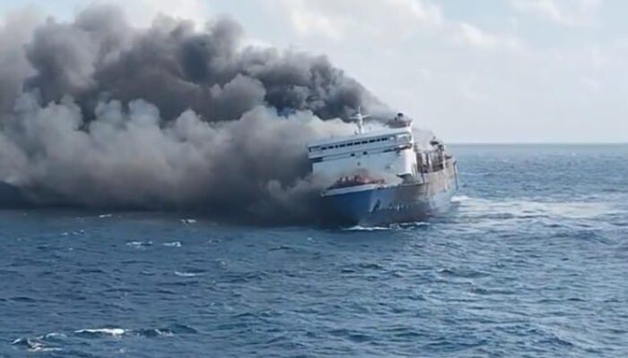 Kapal KM Mutiara Sentosa 2 Terbakar di Perairan Sumenep, Ratusan Penumpang Dievakuasi