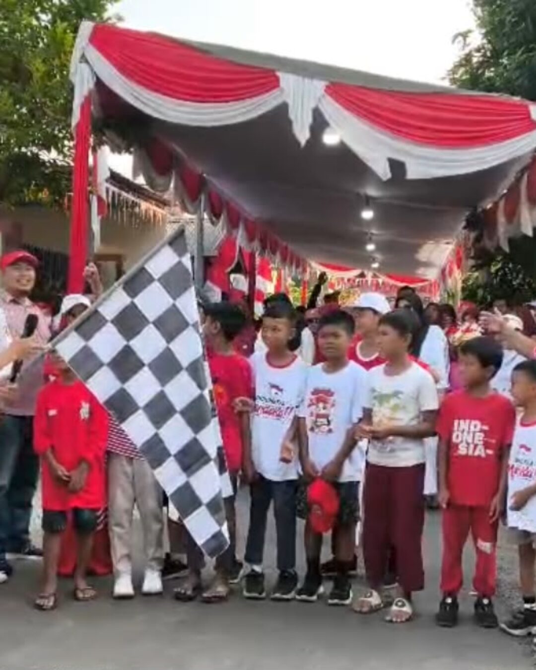 Jalan Sehat dan Kampung Baru Bersholawat Meriahkan HUT RI ke-81 di Sukodadi Paiton