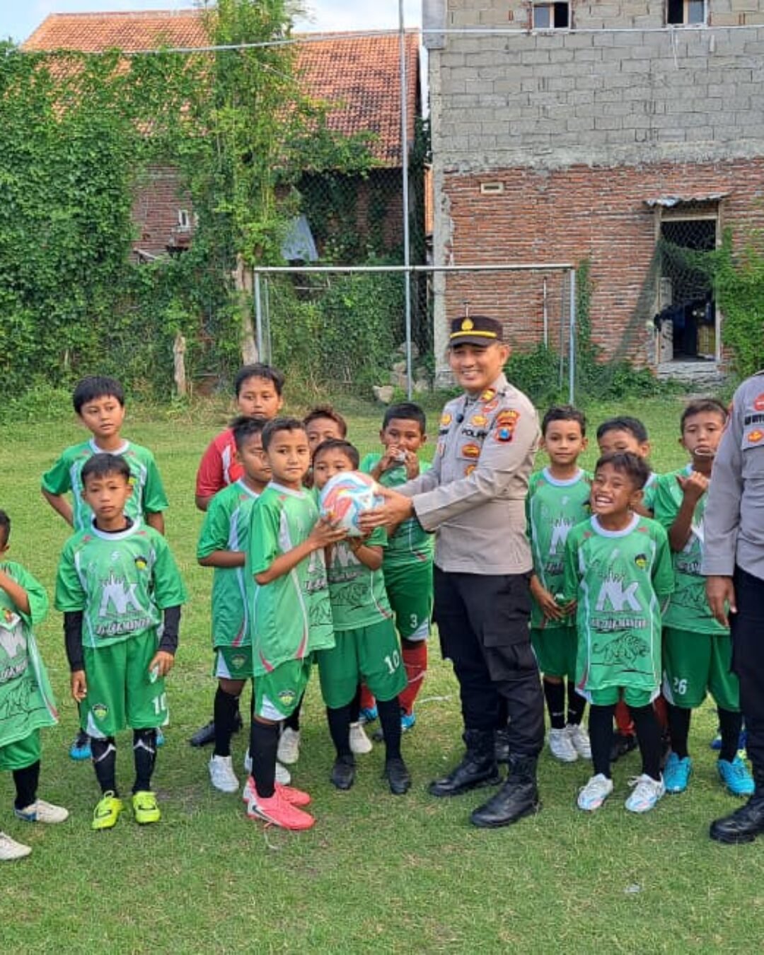 Bentengi Generasi Muda dari Narkoba, Satbinmas Polres Situbondo Sambangi SSB FFA dan Bagikan Bola hingga Susu