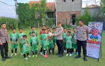 Bentengi Generasi Muda dari Narkoba, Satbinmas Polres Situbondo Sambangi SSB FFA dan Bagikan Bola hingga Susu