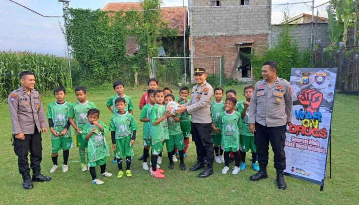Bentengi Generasi Muda dari Narkoba, Satbinmas Polres Situbondo Sambangi SSB FFA dan Bagikan Bola hingga Susu