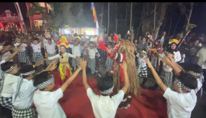 Pawai Kemerdekaan Tiris Barat Meriah, Siswa dan Wali Murid Tampilkan Beragam Kostum Budaya