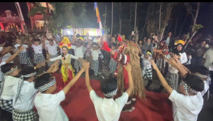 Pawai Kemerdekaan Tiris Barat Meriah, Siswa dan Wali Murid Tampilkan Beragam Kostum Budaya