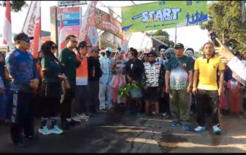 Kostum Unik Warnai Jalan Sehat HUT ke-81 RI di Pondokkelor, Ribuan Warga Tumpah Ruah