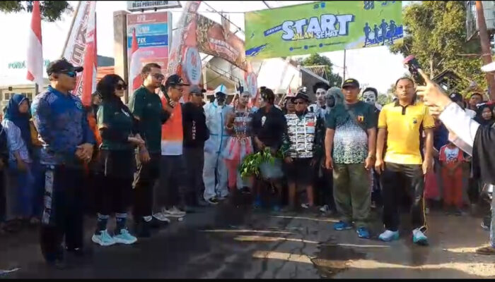 Kostum Unik Warnai Jalan Sehat HUT ke-81 RI di Pondokkelor, Ribuan Warga Tumpah Ruah