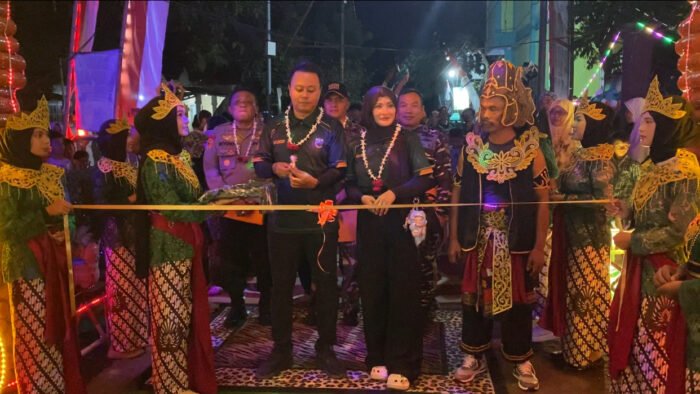 Warga Pondok Kelor Probolinggo Sulap Limbah Plastik Jadi Dekorasi Gang Meriahkan HUT ke-81 RI