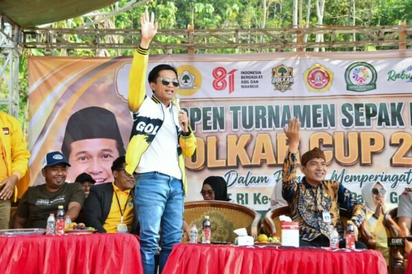 Piala Golkar Cup di Desa Batur Gading Meriah, Ketua DPRD Probolinggo Oka Mahendra Hadir Bersama Ketua AMPG