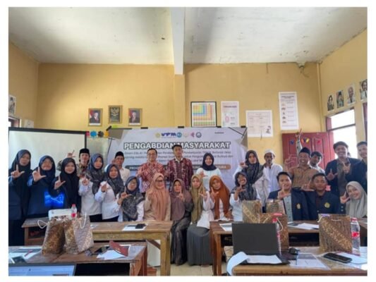 Dosen dan Mahasiswa KKNT PGSD UTM Gelar Pelatihan Smart-Edu AI di Madrasah Bangkalan