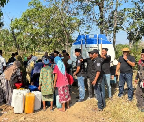 BNPM DPC Konang Salurkan 5 Tangki Air Bersih Gratis, Warga Antusias di Tengah Kemarau Panjang