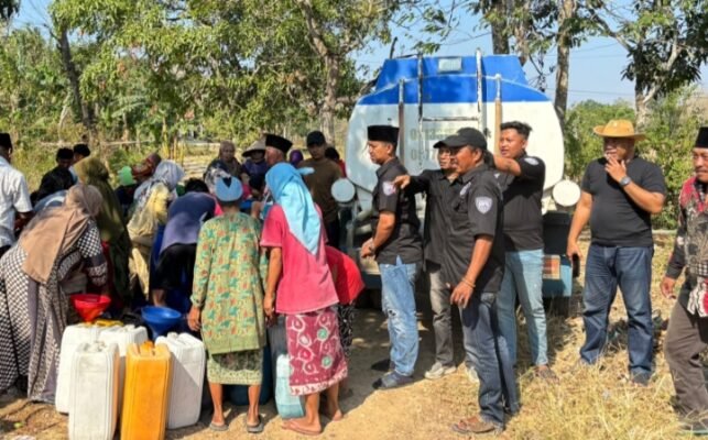 BNPM DPC Konang Salurkan 5 Tangki Air Bersih Gratis, Warga Antusias di Tengah Kemarau Panjang