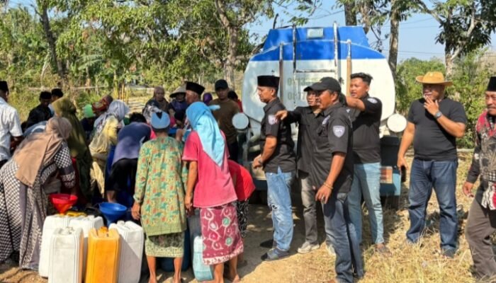 BNPM DPC Konang Salurkan 5 Tangki Air Bersih Gratis, Warga Antusias di Tengah Kemarau Panjang