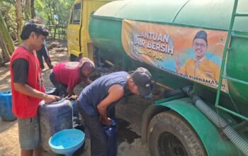 Anggota DPR RI H. Muhamad Nur Purnamasidi Salurkan 36 Ribu Liter Air Bersih ke Ranuyoso Lumajang
