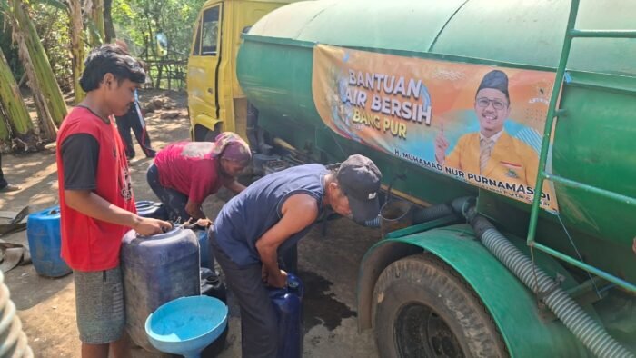 Anggota DPR RI H. Muhamad Nur Purnamasidi Salurkan 36 Ribu Liter Air Bersih ke Ranuyoso Lumajang