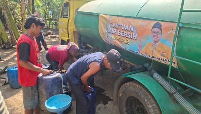 Anggota DPR RI H. Muhamad Nur Purnamasidi Salurkan 36 Ribu Liter Air Bersih ke Ranuyoso Lumajang