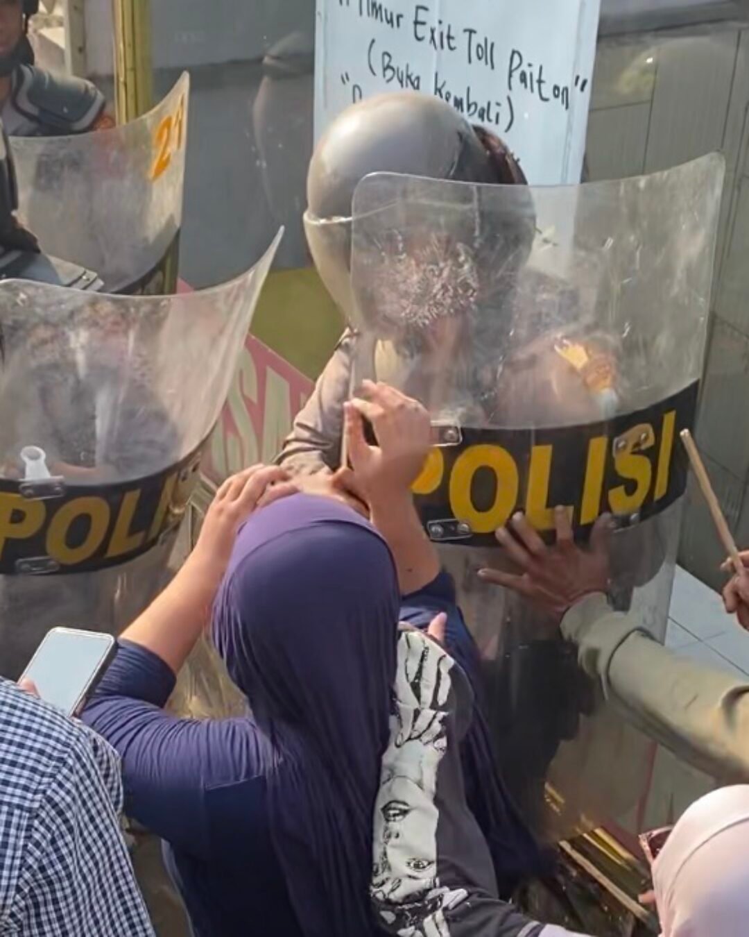 Diduga Anggota Bhayangkari Halangi Eksekusi Lahan di Probolinggo, Petugas Didorong dan Ditendang