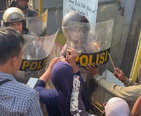 Diduga Anggota Bhayangkari Halangi Eksekusi Lahan di Probolinggo, Petugas Didorong dan Ditendang