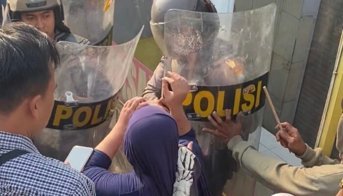 Diduga Anggota Bhayangkari Halangi Eksekusi Lahan di Probolinggo, Petugas Didorong dan Ditendang