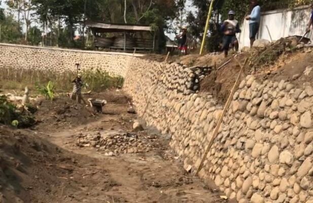 Pasir Bercampur Tanah Diduga Dipakai untuk Bangun TPT Rp150 Juta di Patemon Krejengan