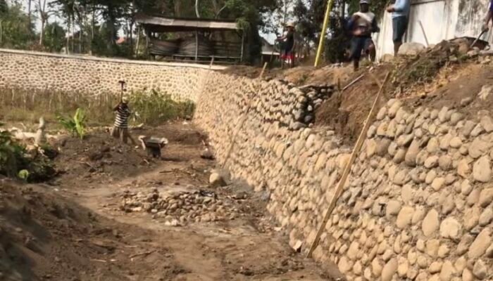 Pasir Bercampur Tanah Diduga Dipakai untuk Bangun TPT Rp150 Juta di Patemon Krejengan