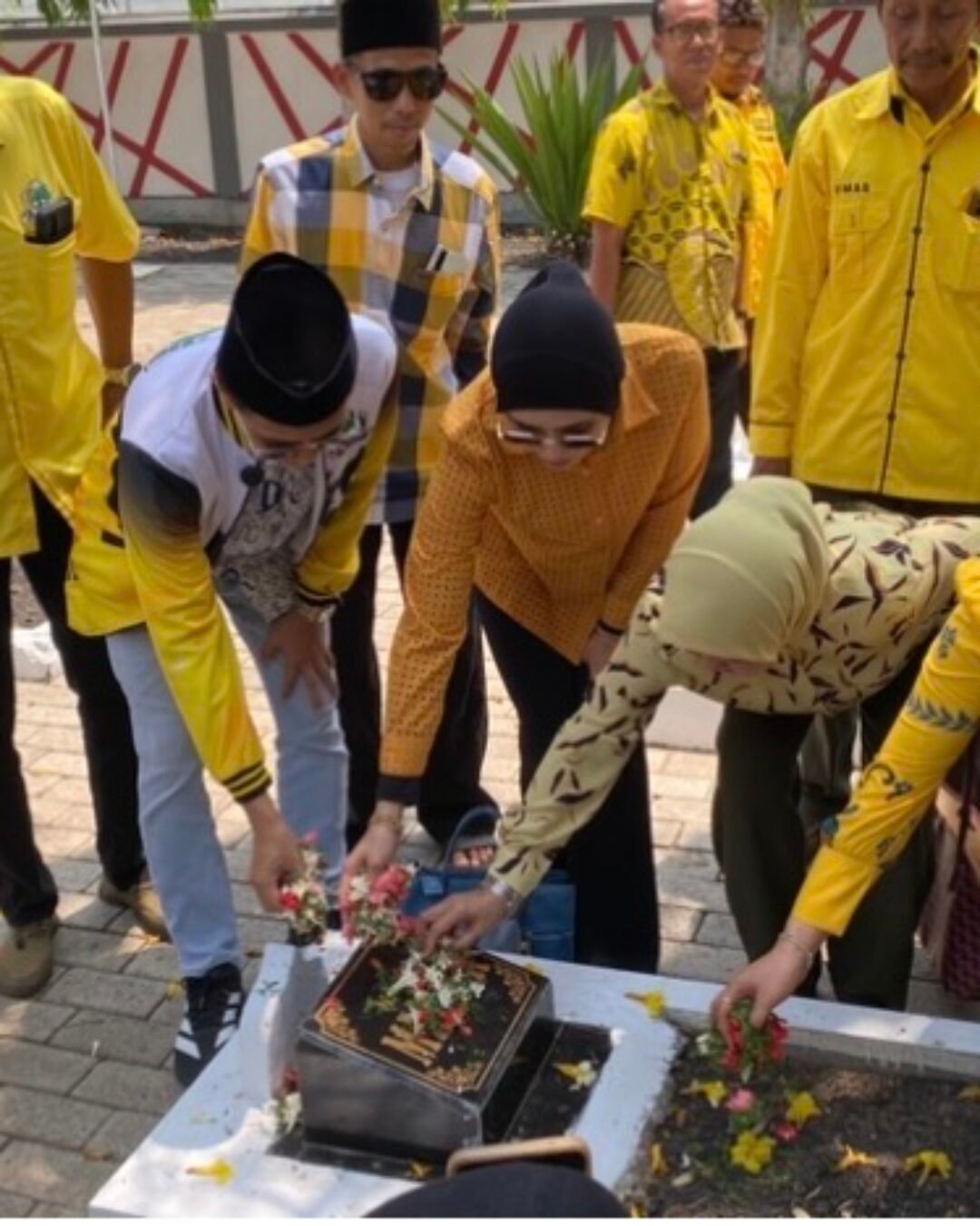 HUT ke-62 Partai Golkar, Oka Mahendra Pimpin Ziarah Makam Pahlawan di Kraksaan