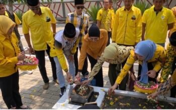 HUT ke-62 Partai Golkar, Oka Mahendra Pimpin Ziarah Makam Pahlawan di Kraksaan
