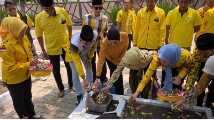 HUT ke-62 Partai Golkar, Oka Mahendra Pimpin Ziarah Makam Pahlawan di Kraksaan