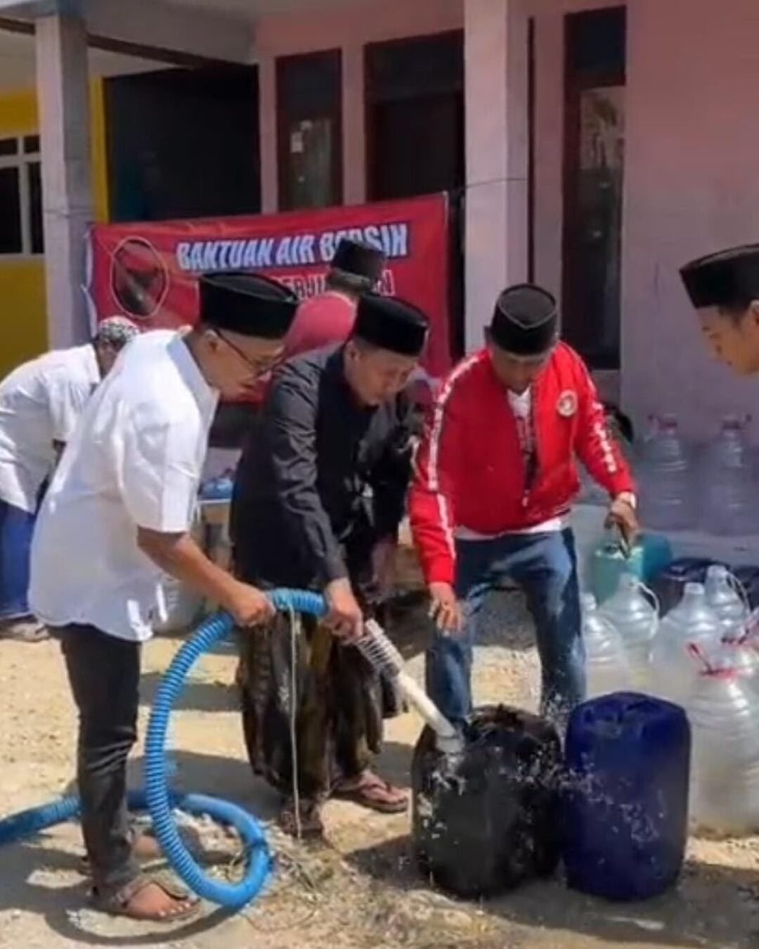 PDIP Sampang Bergerak Cepat, Salurkan Air Bersih Gratis dan Gelar Salat Istisqa di Desa Labuhan