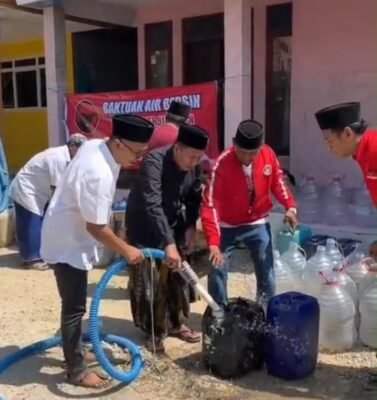 PDIP Sampang Bergerak Cepat, Salurkan Air Bersih Gratis dan Gelar Salat Istisqa di Desa Labuhan